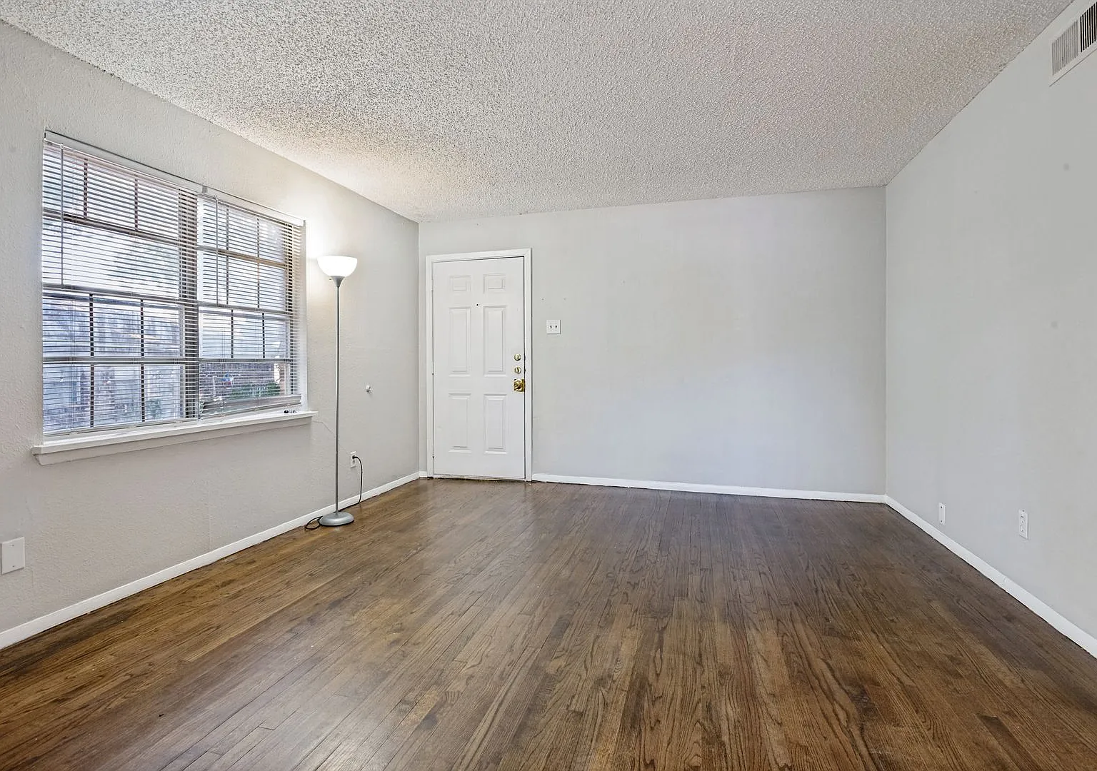Cozy 2 Bed, 1 Bath Home with Mature Trees in Claremont, Dallas - Available for Lease! — Photo 4