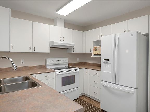 3rd image of 396 Harrogate Rd #11