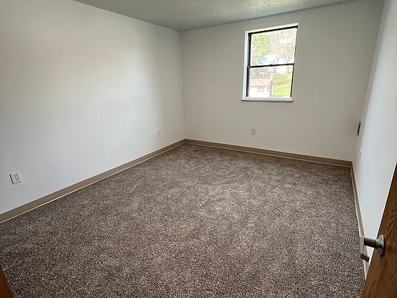 4th image of 617 W Elm St #10