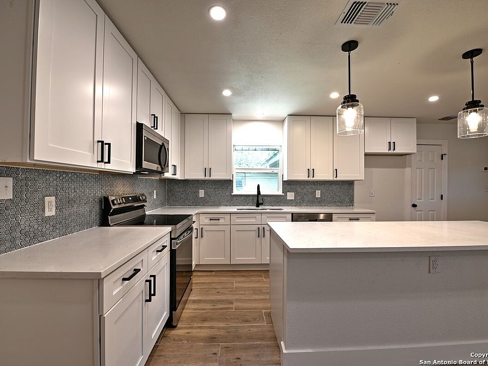 1st image of 215 DALEHURST DR