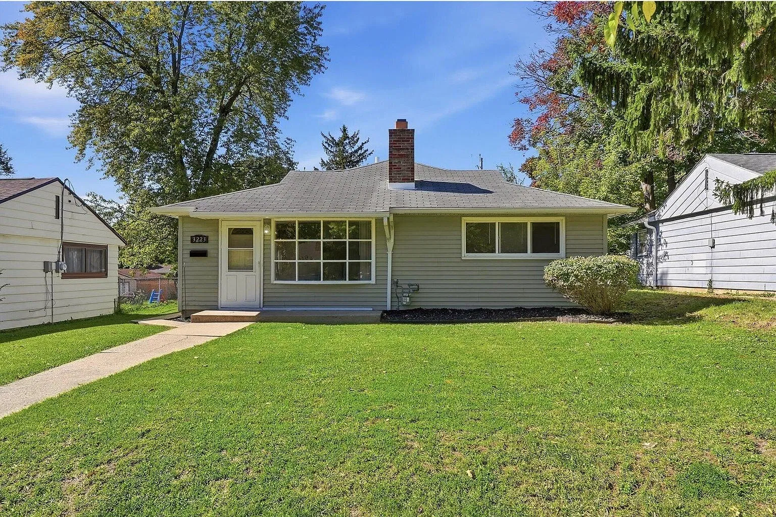 3 bed, 1.5 bath, 1136 sqft, $2,300 — Photo 1
