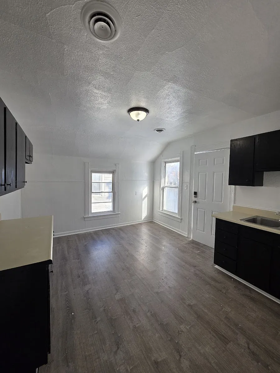 Photo 2 of 13 - 425 Arden Pl #B - Toledo, OH Building Photo - 425 Arden Pl #B