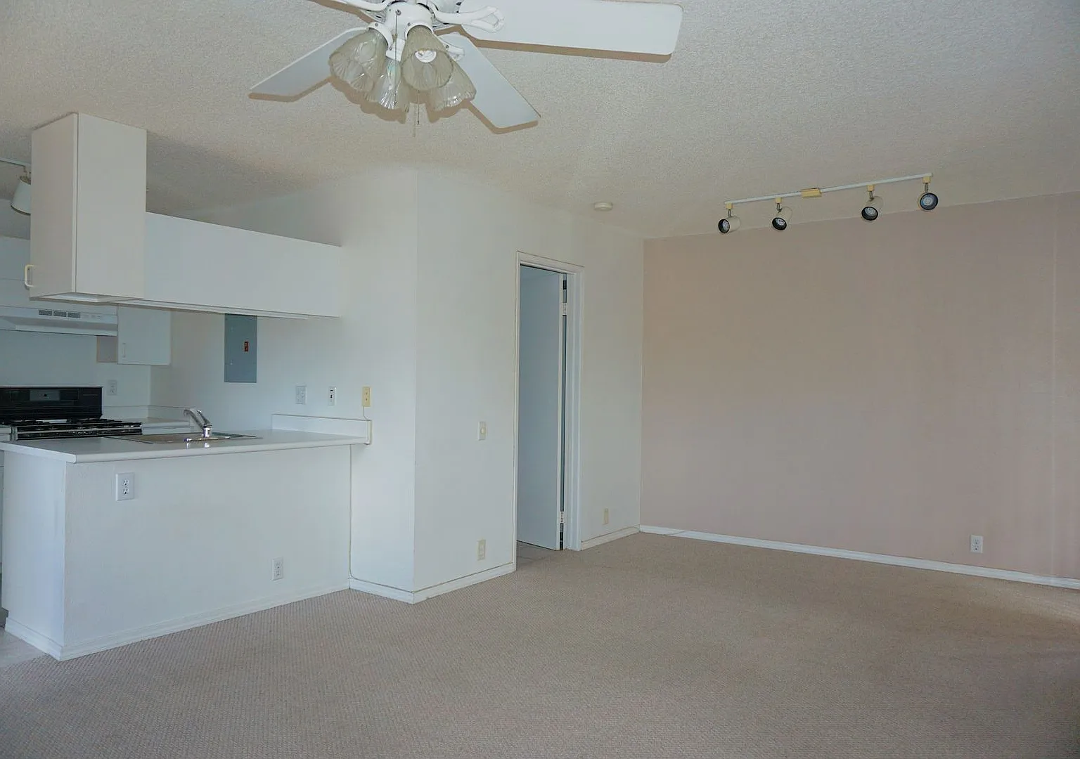 Pet Friendly Ewa Beach Studio with 1 parking & A/C — Photo 2