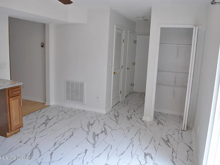 4118 Hickoryview Dr — Photo 7