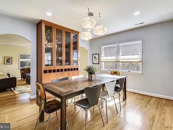 5th image of 1017 Parker St