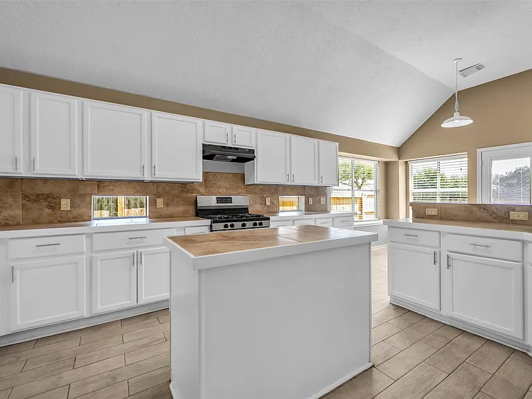1046 Willersley Ln — Photo 4