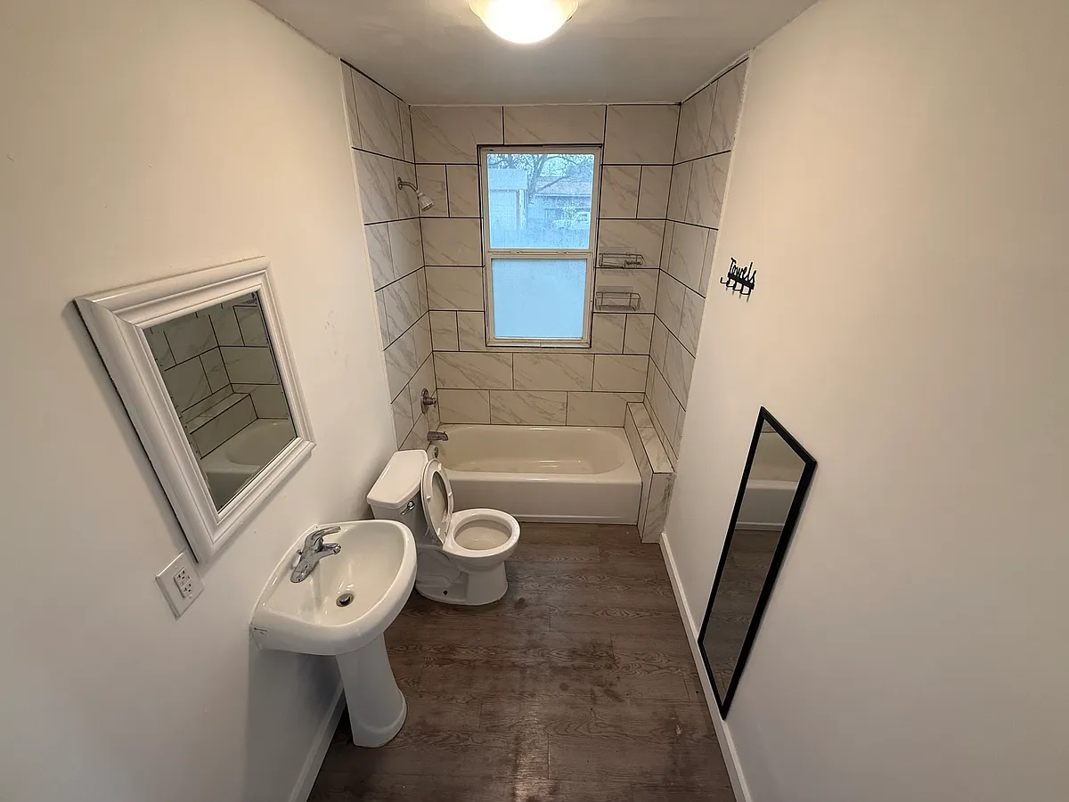 Building Photo - 603 Gladstone Ave #1