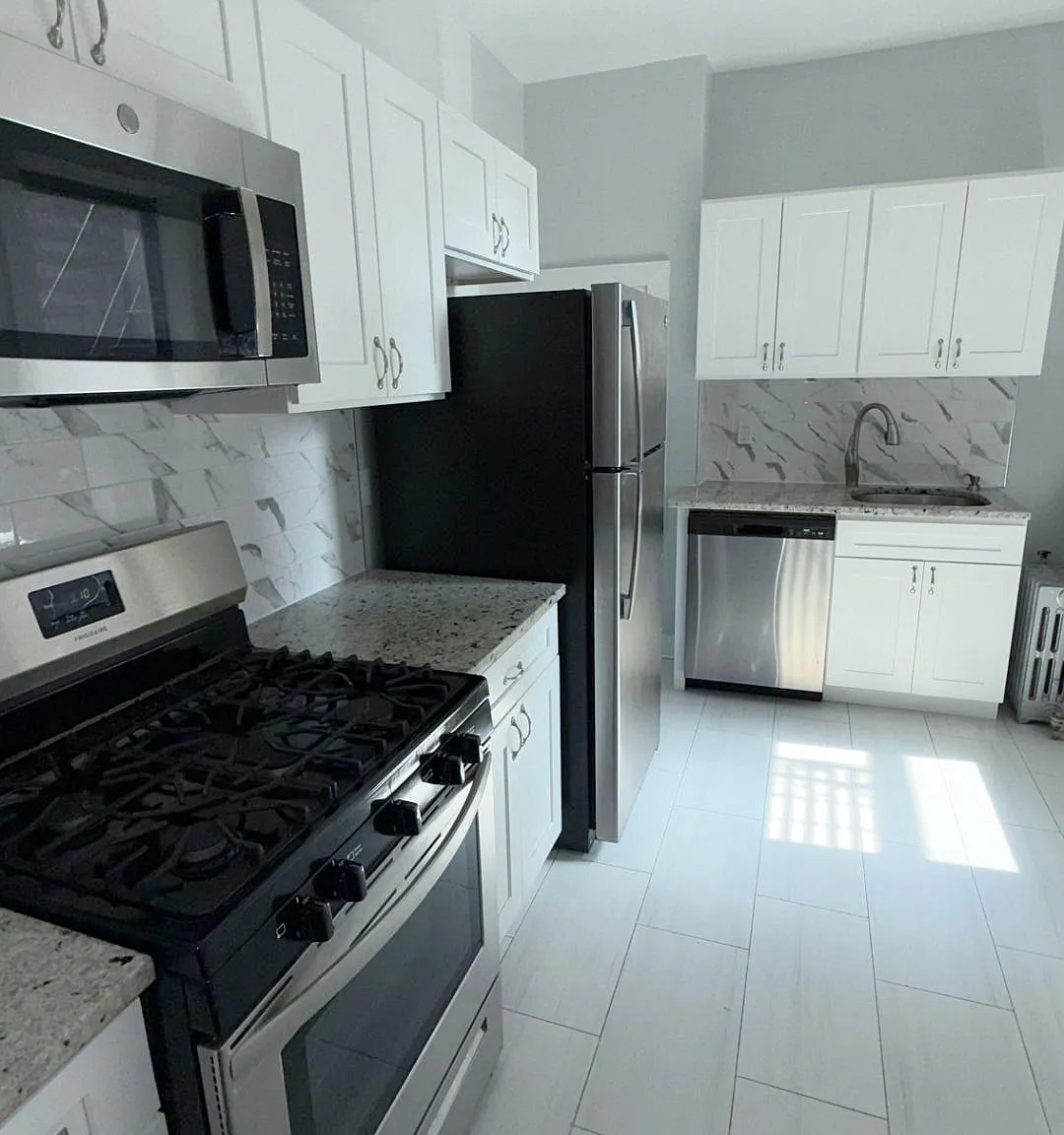 Hill Manor - Renovated Apartments Near Train Station — Photo 1