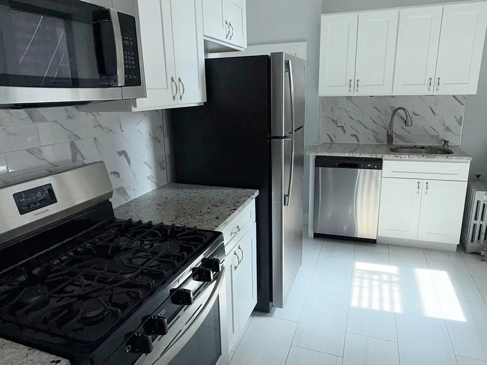 Hill Manor - Renovated Apartments Near Train Station