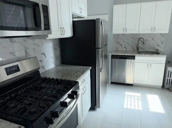 Hill Manor - Renovated Apartments Near Train Station