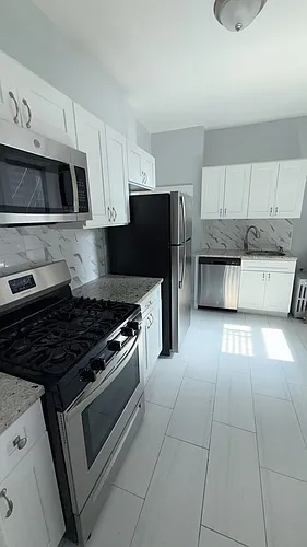 Hill Manor - Renovated Apartments Near Train Station Photo 1