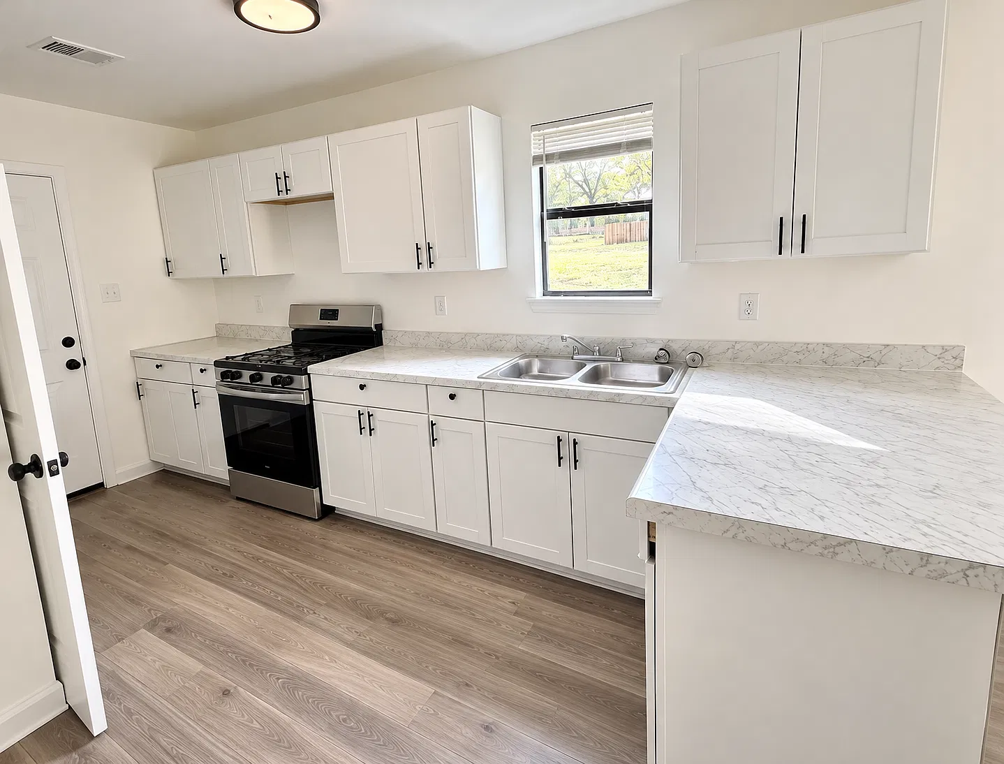 3 bed, 1084 sqft, $1,375 — Photo 4