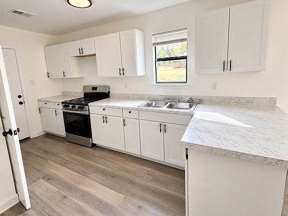 4th image of 736 King Ave
