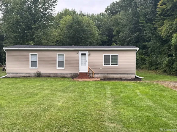 28747 West Rd, New Boston, MI 48164