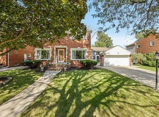 1822 Prestwick Rd, Grosse Pointe Woods, MI 48236