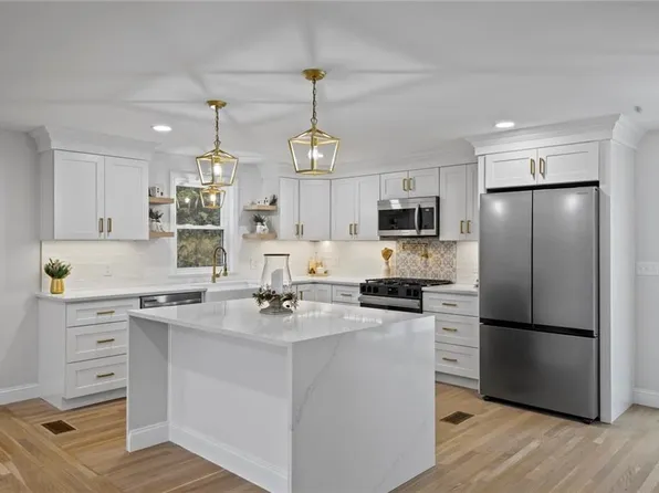 190 S Cobble Hill Rd, Warwick, RI 02886