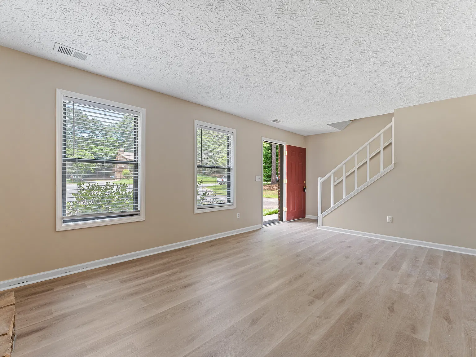 3 bed, 2.5 bath, 1350 sqft, $2,150 — Photo 2