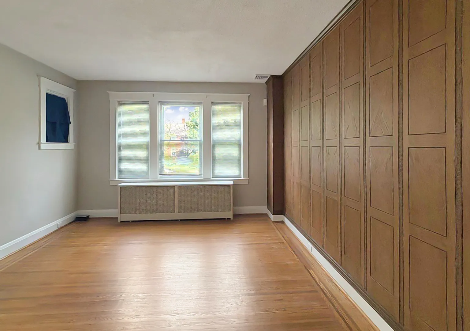 Spacious 3BR/2BA End-Unit Home with 2-Car Garage, Driveway & Outdoor Space — Photo 4