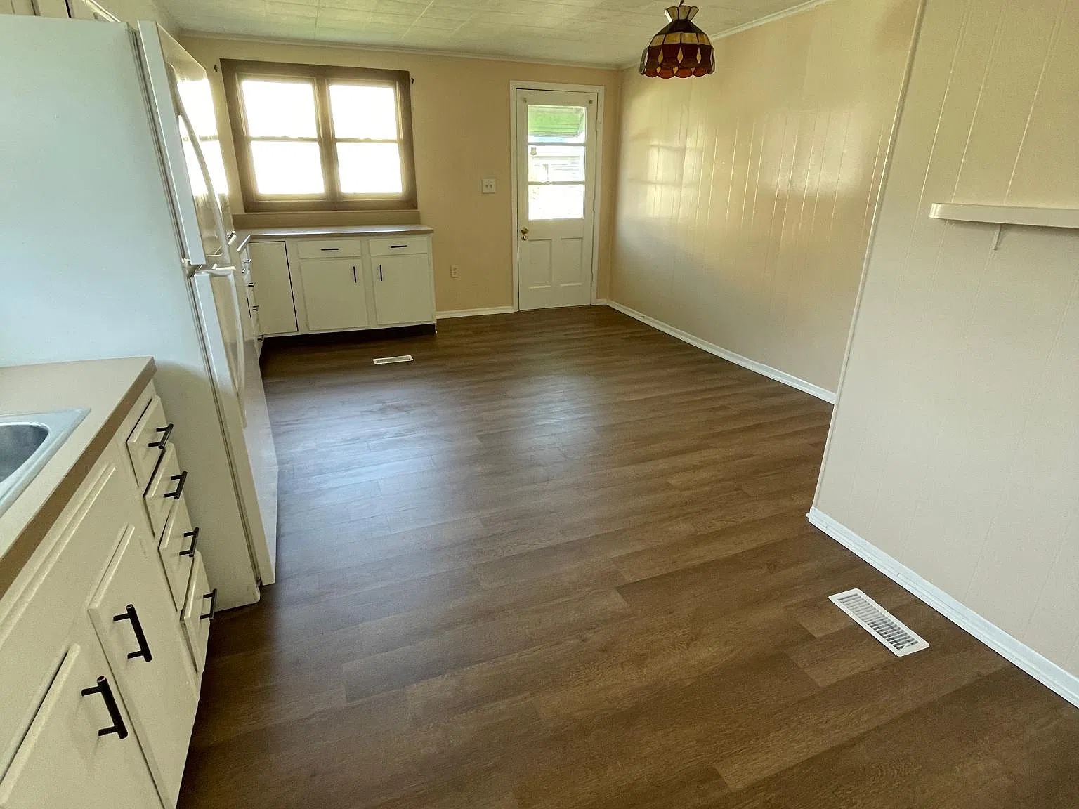 3 bed, 1.5 bath, 1200 sqft, $1,050 — Photo 3