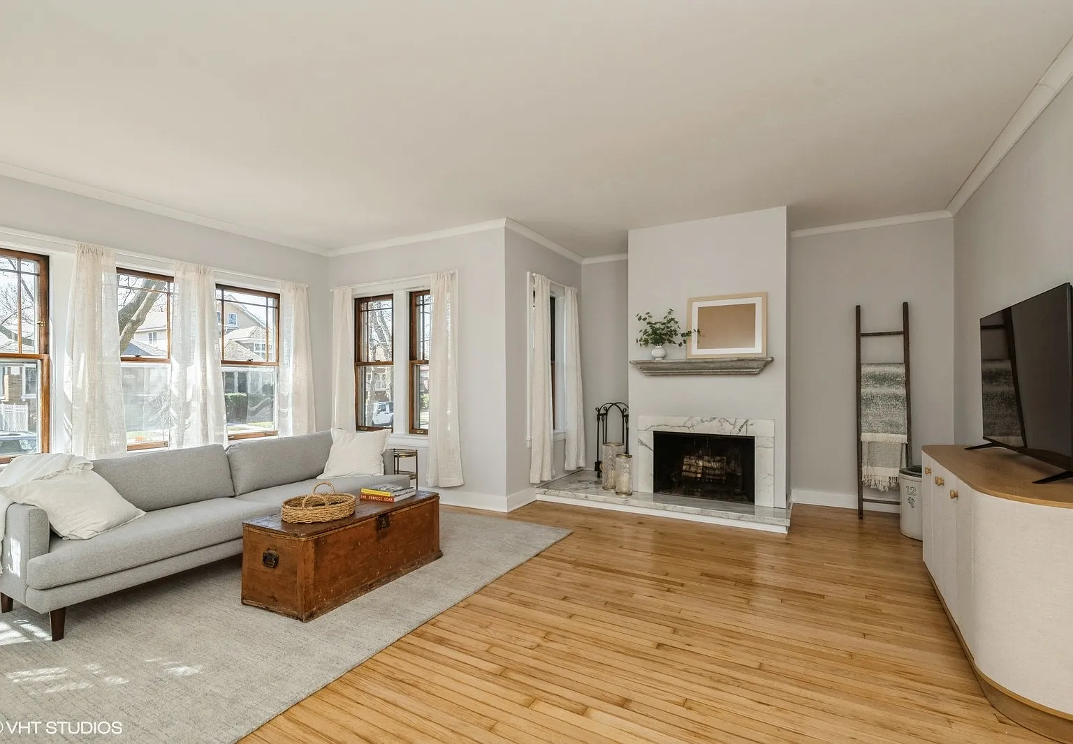 5003 Hamlin — Photo 1