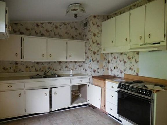 5th image of 118 E Hardin St