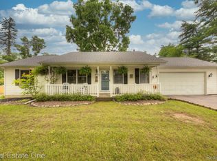 9386 Hamburg Rd, Brighton, MI 48116