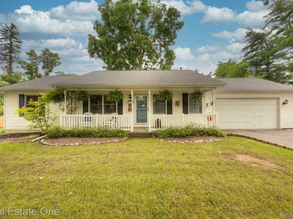 9386 Hamburg Rd, Brighton, MI 48116