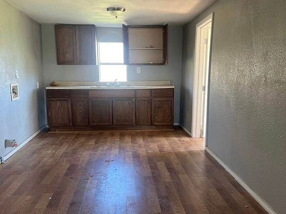 3rd image of 416 E Curtis