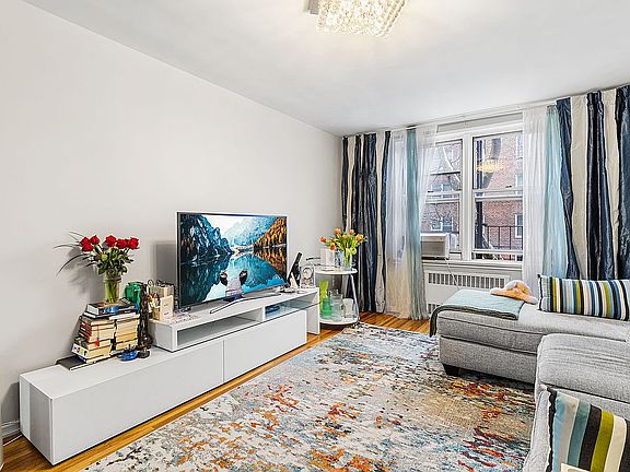 4th image of 2552 E 7th St APT 2J