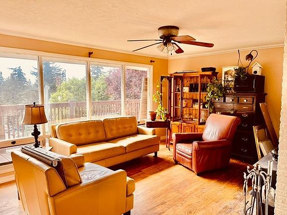 4th image of 18117 Occidental Ave S