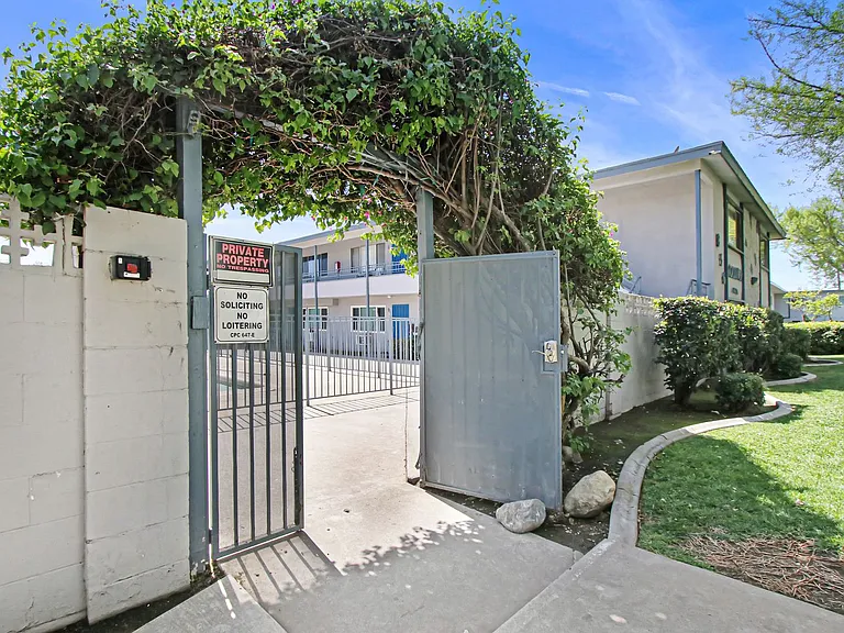854-856 Orchid Ct. — Photo 3
