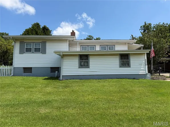 3330 Elm St, Saint Charles, MO 63301