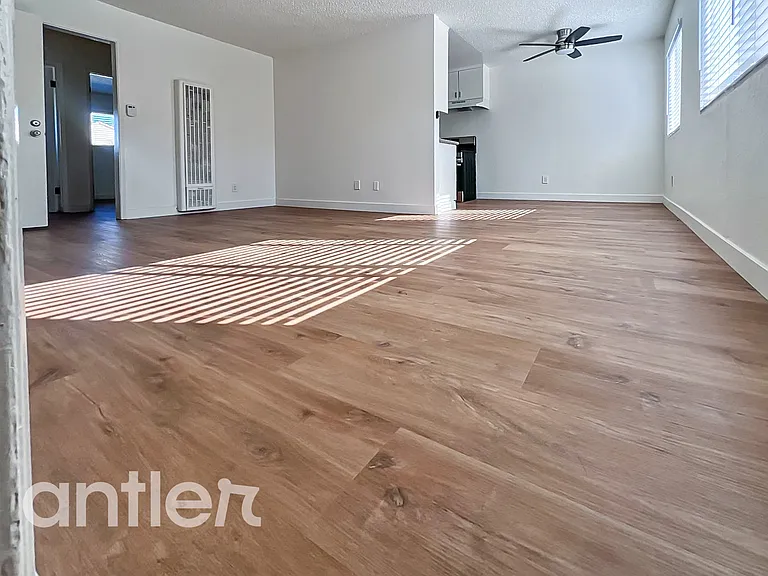638 W 79th St #B5 — Photo 2