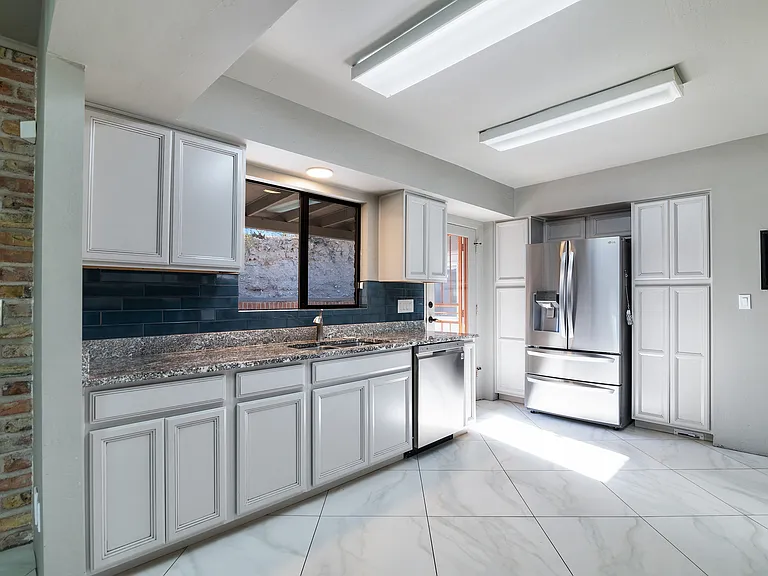 1101 W Roller Coaster Rd — Photo 22