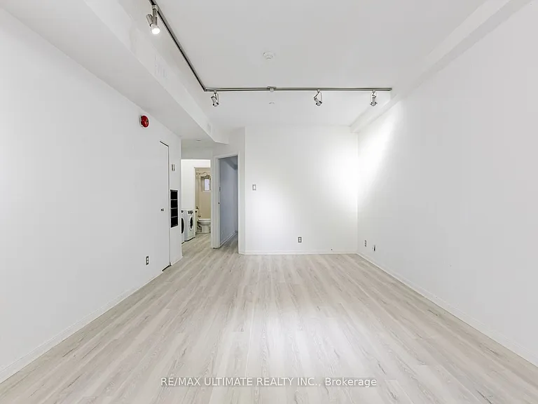 996 Queen St E #4 — Photo 7