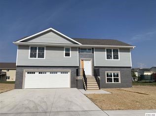 6359 Arapaho Dr, Dubuque, IA 52002