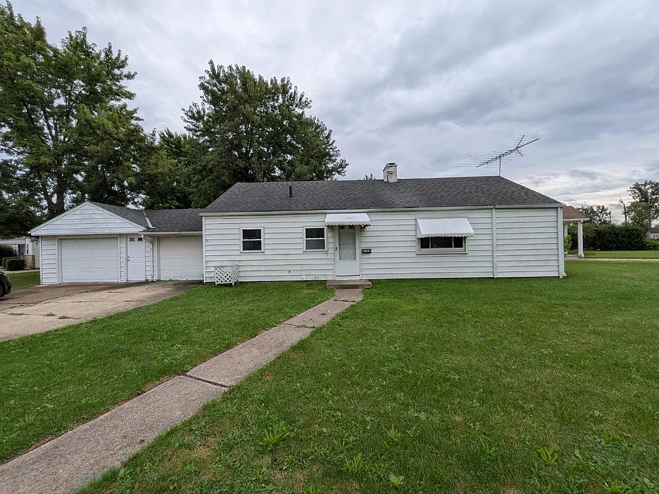 2494 E 39th St
