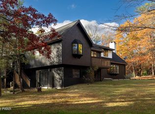 102 Valley View Dr, Dingmans Ferry, PA 18328