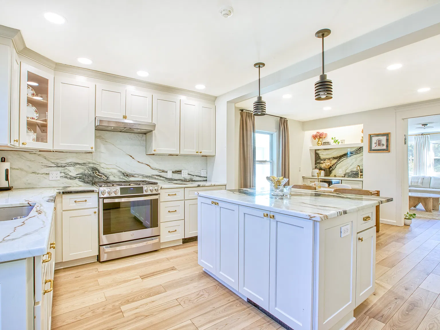 2 bed, 1.5 bath, 1186 sqft, $6,500 — Photo 3