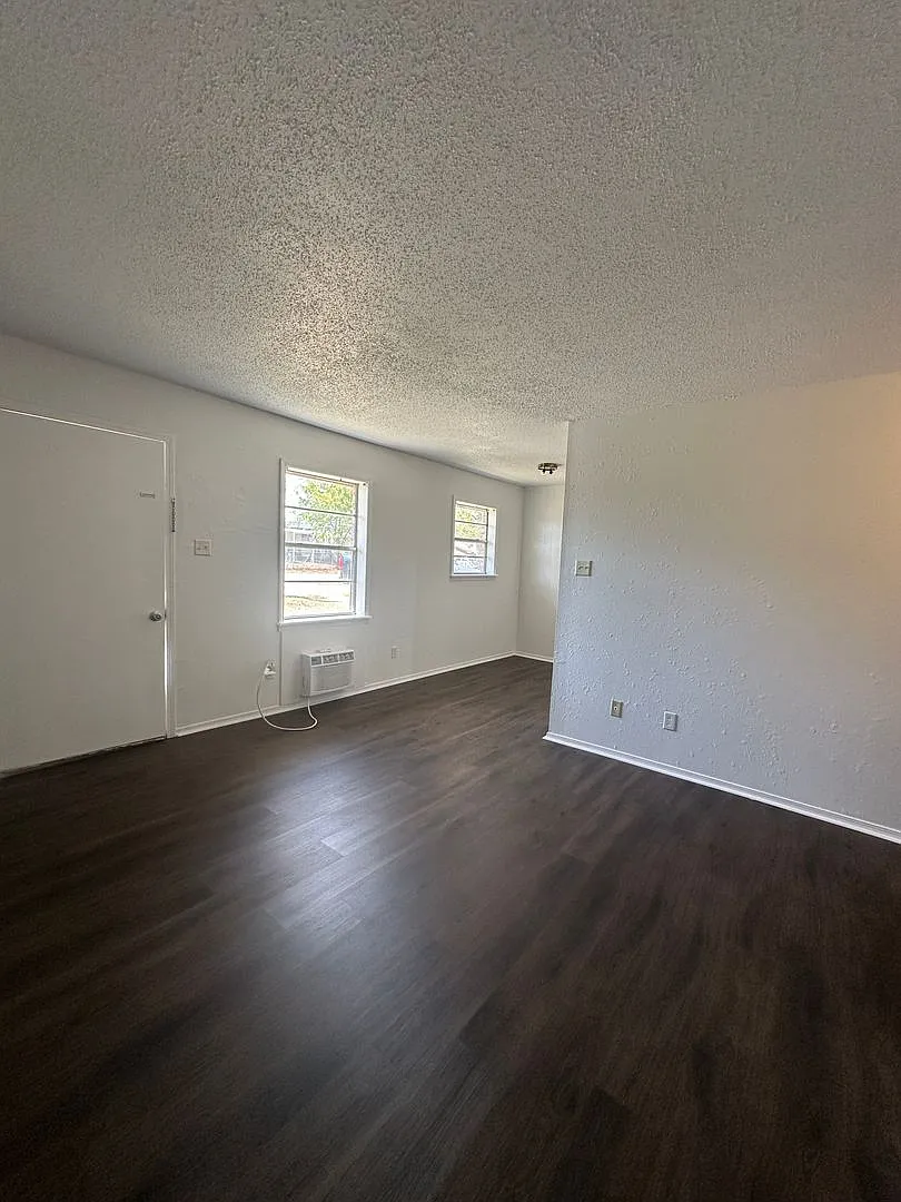 102 Maple Drive Duplex — Photo 3