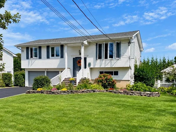1527 Saint Louis Avenue, Bay Shore, NY 11706