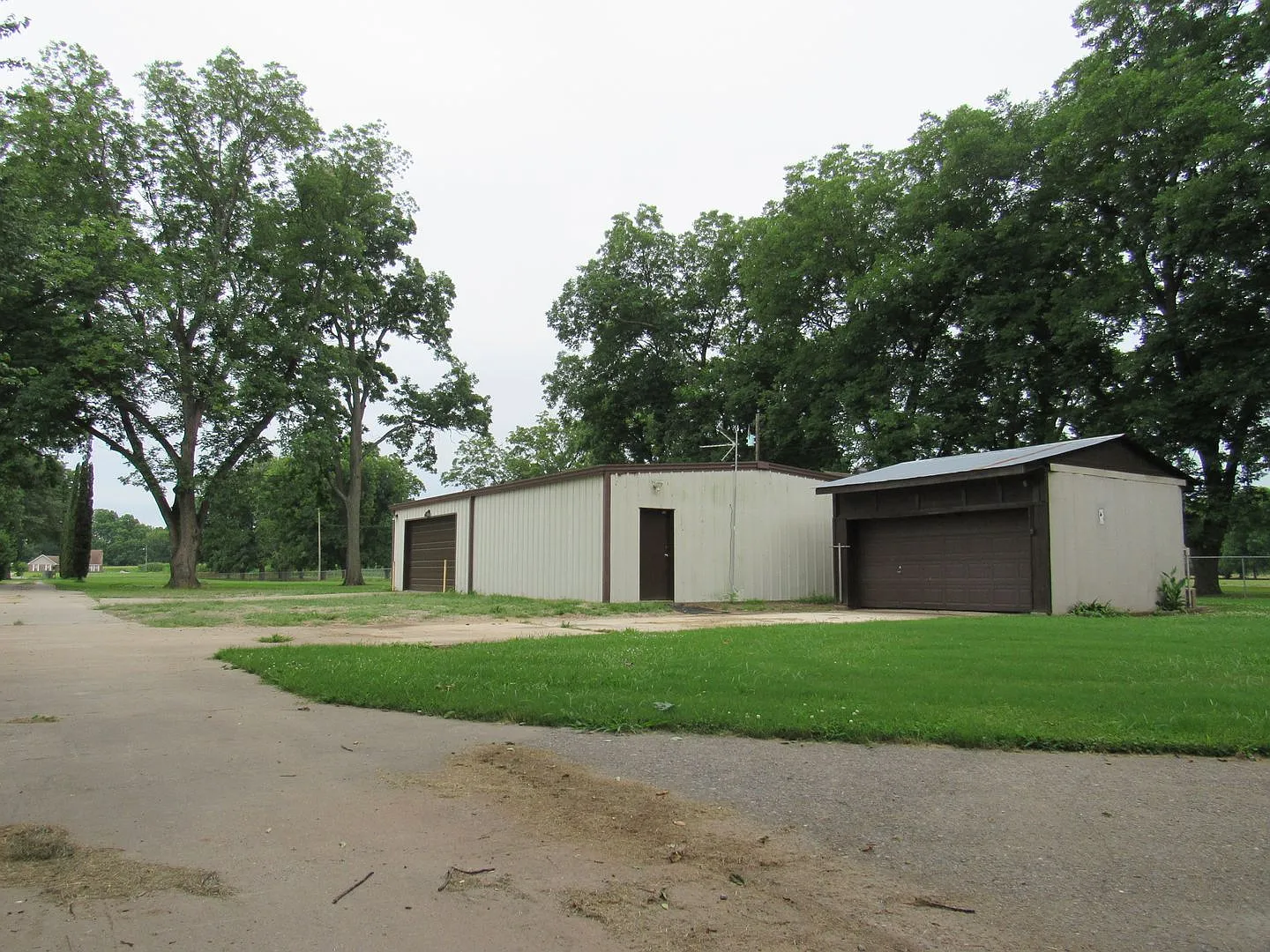 3 bed, 2.0 bath, 1479 sqft, $2,095 — Photo 2
