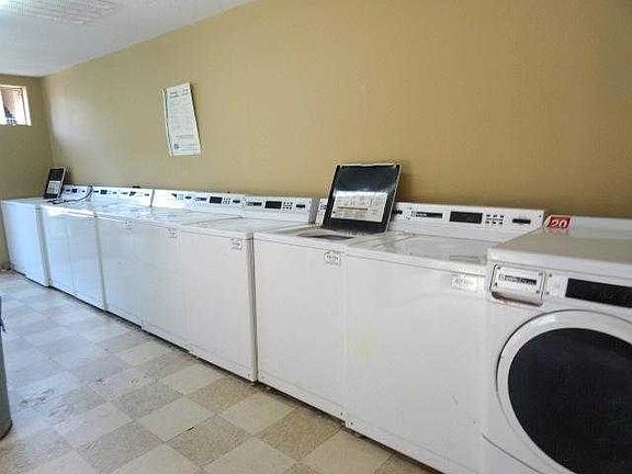 COMMON LAUNDRY AREA