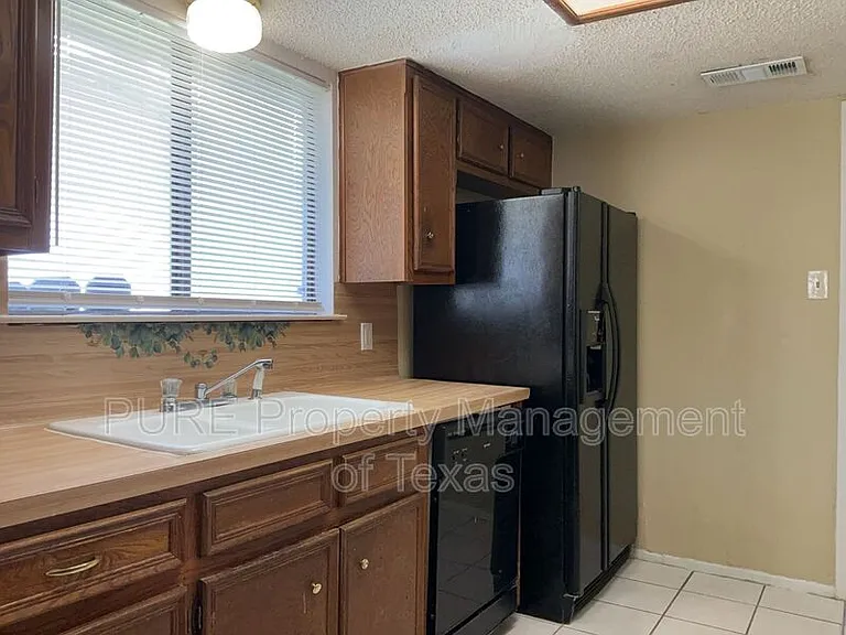 604 Country Aire Dr #B — Photo 9