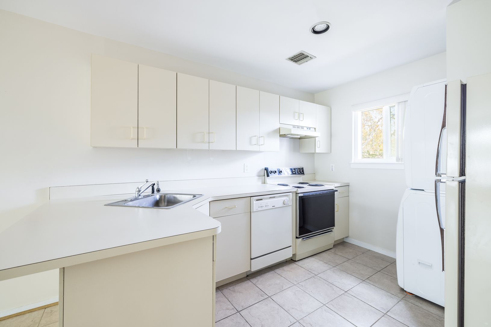  Kitchen- washer/dryer ~ 2y/o