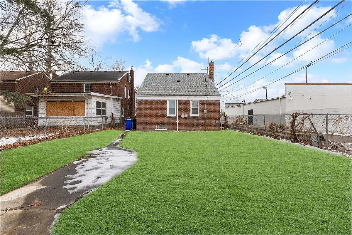 3 bed, 926 sqft, $1,350 — Photo 2