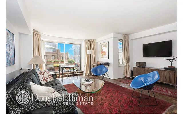 Sold by Douglas Elliman | media 22