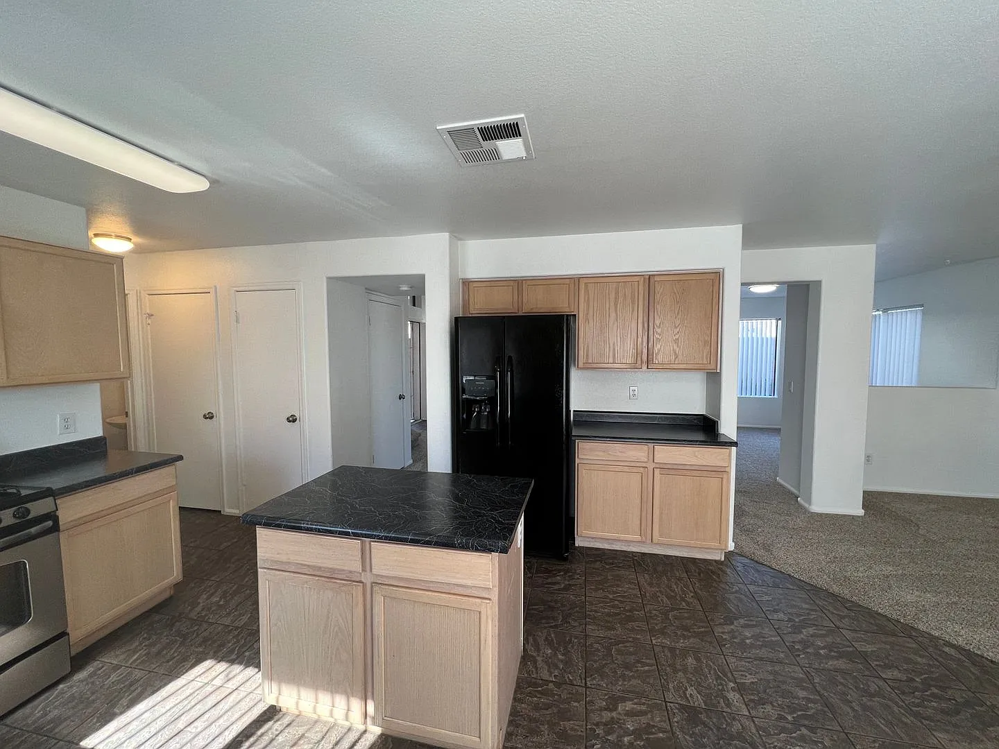 Space Galore! 4 Bed/3 Bath W/Loft In Great Glendale Location — Photo 4