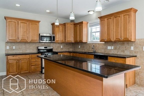 4th image of 388 Gillespie St