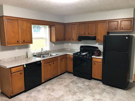 3rd image of 525 Melanie Ln